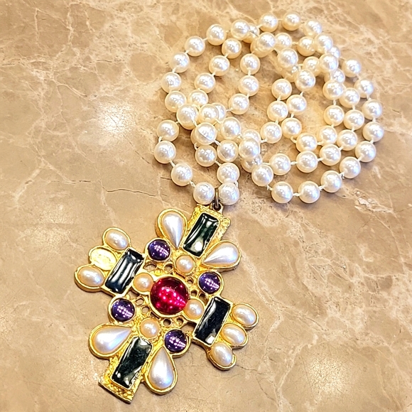 Faux Pearl Necklace with Multi-colored Gemstones in Pendant - Picture 3 of 17